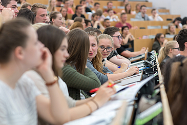 Zuhörer in einem vollen Hörsaal.