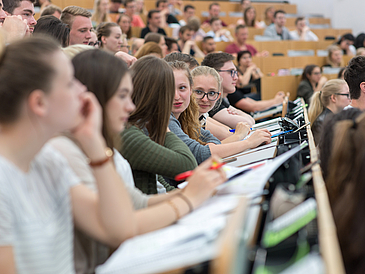 Zuhörer in einem vollen Hörsaal.