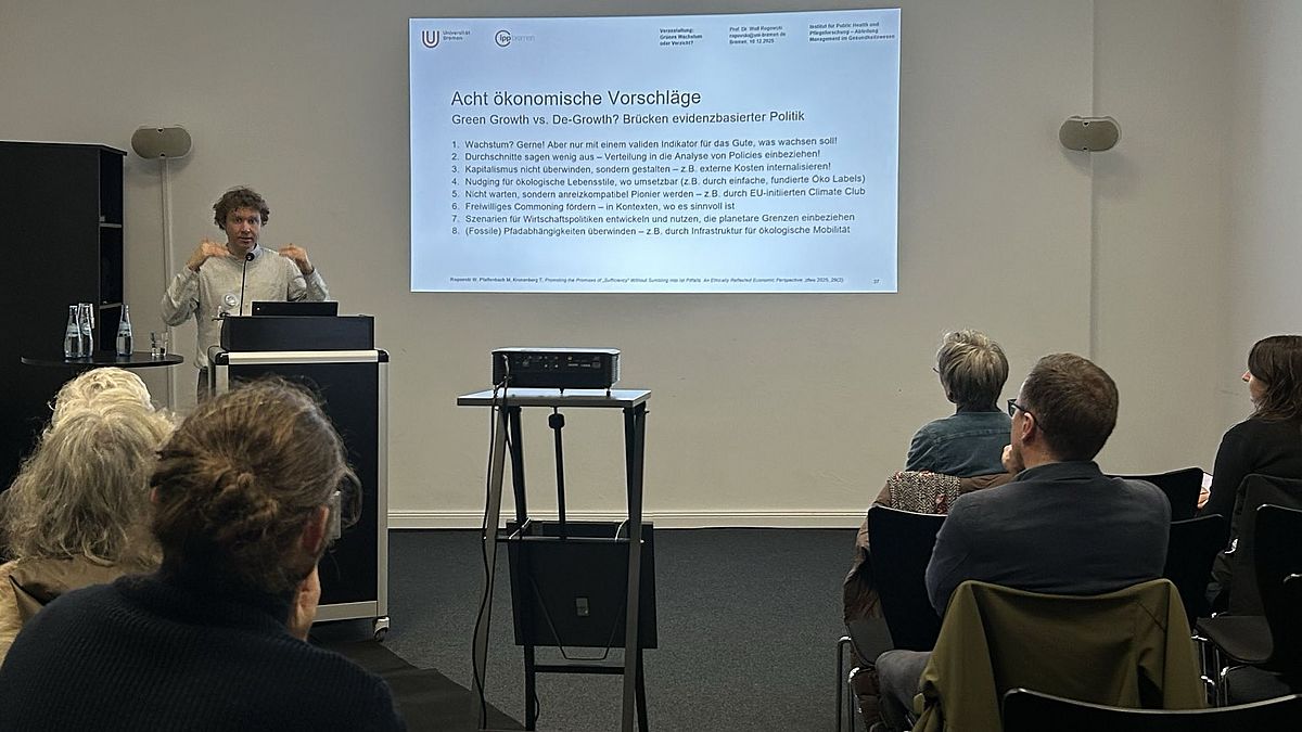 NKK-Reihe im Haus der Wissenschaft am 10.12.2025 Prof. Dr. Rogowski vor Publikum