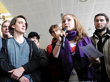 Studierende beteiligen sich an der Univollversammlung im GW2 während der Proteste im Herbst 2009.