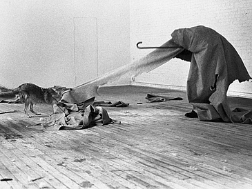 Filmstill zeigt Beuys als Schäfer mit einem Coyoten