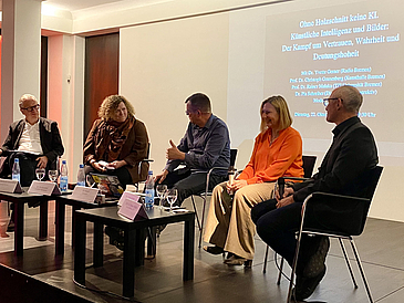 Prof. Dr. Rainer Malaka (Universität Bremen), Dr. Yvette Gerner (Radio Bremen), Pit Noack (Moderator), Dr. Pia Schreiber (Digitalagentur construktiv) and Prof. Dr. Christoph Grunenberg (Kunsthalle Bremen) at the panel diskussion (right to left)