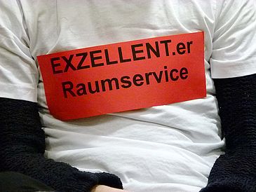 Nahaufnahme T-Shirt-Aufschrift "Exzellent.er Raumservice"