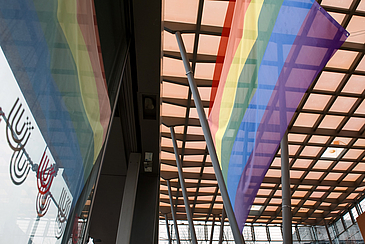 Regenbogenflagge im Zentralbereich