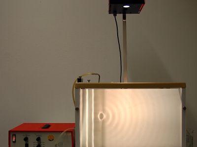 Wellenwanne mit Projektion des Wellenbildes