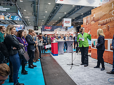 Kathrin Moosdorf und Jutta Günther auf dem Stand der Initiative Humans on Mars.