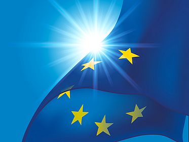 DRAPEAU EUROPEEN - Flottant EU-Flagge, im Hintergrund Sonnenstrahlen