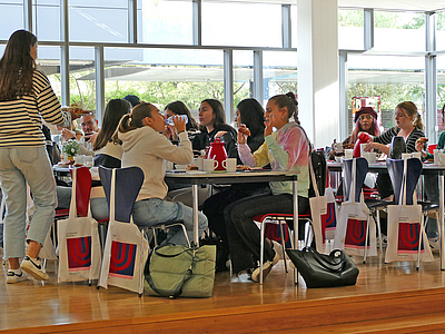 Austauschstudierende beim Begrüßungsfrühstück in der Mensa Uni Bremen