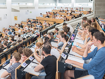 Zuhörer in einem vollen Hörsaal.