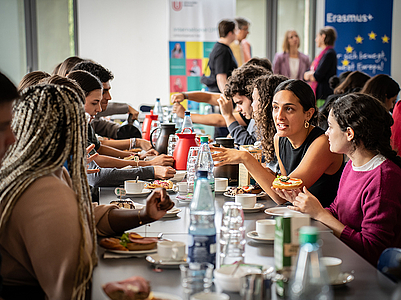 Internationale Studierende beim Begrüßungsfrühstück in der Mensa