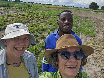 Farmer und Forscherehepaar auf Bambara Feld