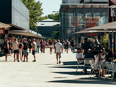 Menschen auf dem Boulevard.