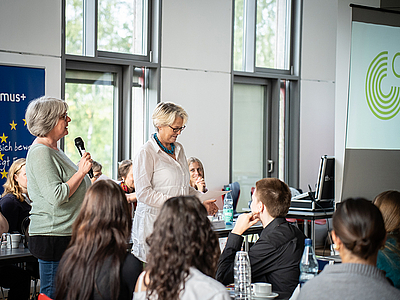 Mitarbeiterinnen des Goethe Instituts sprechen zu den Austauschstudierenden beim Begrüßungsfrühstück in der Mensa