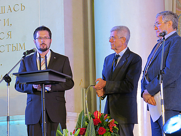 ZARM Wissenschaftler Dr.-Ing. Benny Rievers gemeinsam mit COSPAR-President Giovanni Bignami und COPSAR Bureau Member Lev Zelenyi auf der Bühne