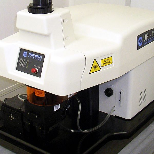 Das Bild zeigt ein Lasergerät, das für die Laser-Ablation-induktiv-gekoppeltes-Plasma-Massenspektrometrie eingesetzt wird