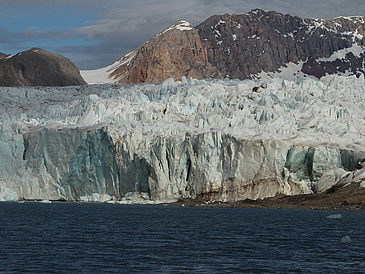 Der Kongsfjord: ein Fjord im Nordwesten der Insel Spitzbergen.