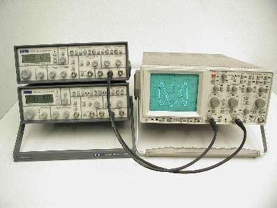 Zwei Frequenzgeneratoren und Oszilloskop