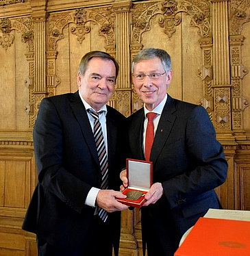 Zwei Männer mit einer Medaille 