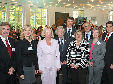 Gruppenbild mit vier Frauen und fünf Männern.