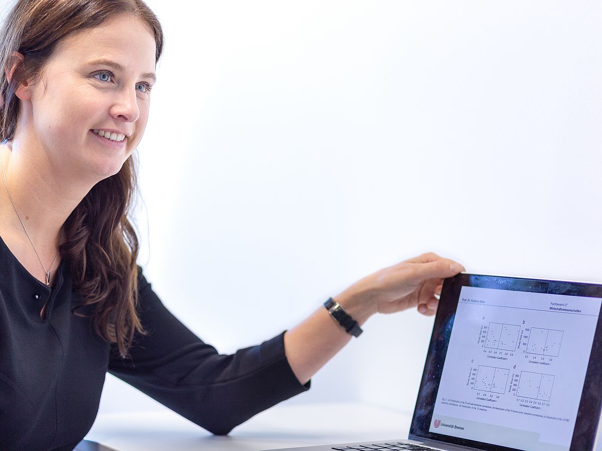 Professorin vor Computer mit statistischer Auswertung
