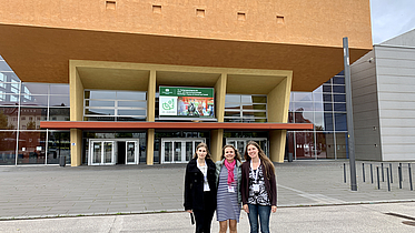 AOWI 2021 The picture shows Ms. Hagemann, Ms. Rieth and Ms. Heinemann in front of the AOWI in Chemnitz