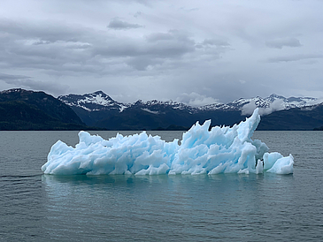 Ein Eisberg in der Antarktis