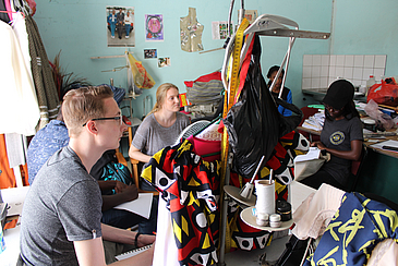 zwei Studierende in einem Laden in Namibia