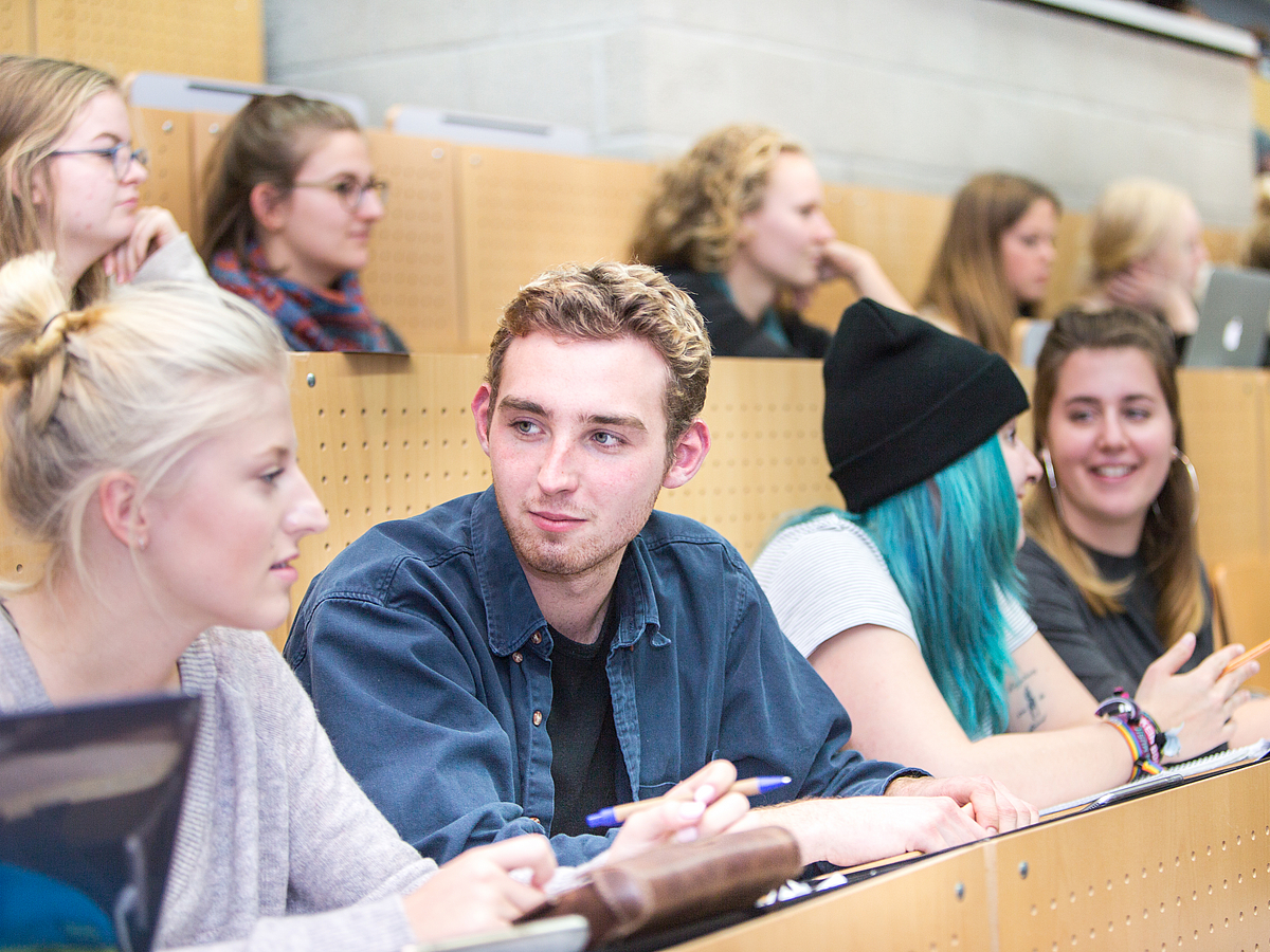 Fachbereich Kulturwissenschaften (FB 09) Aufmerksame Zuhörer im vollen Hörsaal.