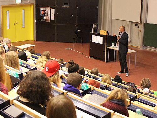 Tanz Im Hörsaal Suchtpräventionsberater Zu Gast In Psychologie