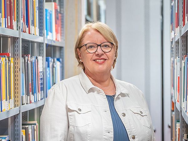 Silke Huesmann in the library.