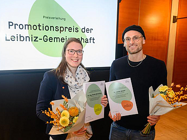 Nicole Mensching nimmt den Promotionspreis entgegen.