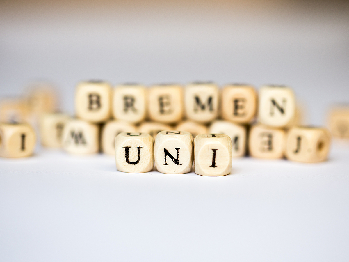 Würfel bilden die Wörter „Uni Bremen“.