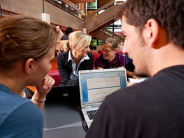 Studierende lernen gemeinsam in der Cafeteria des GW 2.