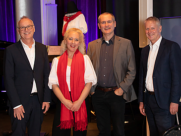 Rektor Bernd Scholz-Reiter, Sporanistin Corinna Reynolds, Nationaldichter Ifor ap Glyn, Vice-Chancellor Colin Riordan (v.l.)