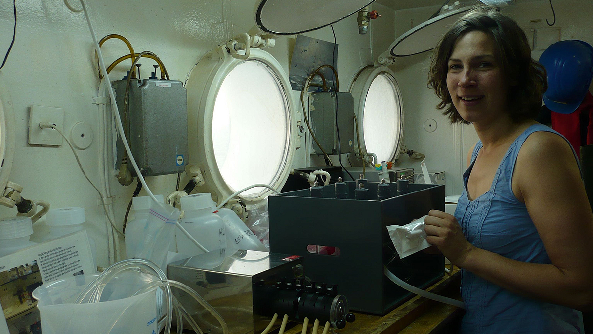 Probennahme auf einem Forschungsschiff Meistens müssen die genommenen Proben direkt auf dem Forschungsschiff weiterbearbeitet werden. Hier werden Wasserproben gefiltert, um die Biomasse zu gewinnen.“