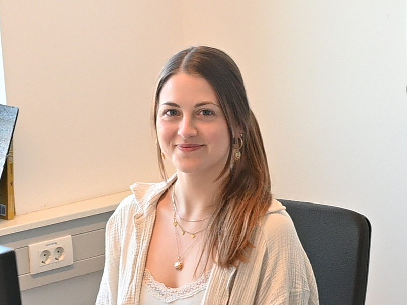 Ein Foto von Wiebke Siebert am Schreibtisch