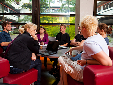 Studierende im Gespräch in der Cafeteria des GW 2.