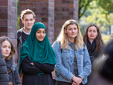 Eine Gruppe Studierender bei einer Campusführung