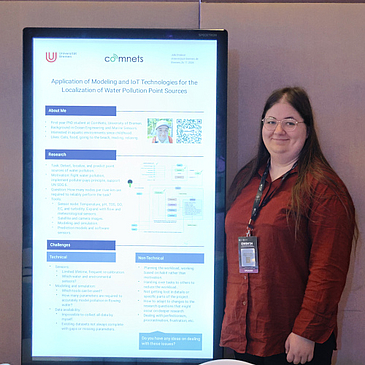 Julia Steiwer vor ihrem Poster mit dem Titel "Application of Modeling and IoT Technologies for the Localization of Water Pollution Point Sources"