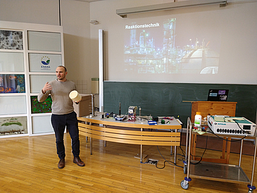 Ingmar Bösing presents the research areas of the CVT during a visit of a high school class.