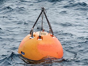 Forschungsgerät im Wasser, das einer großen orangefarbenen Kugel ähnelt