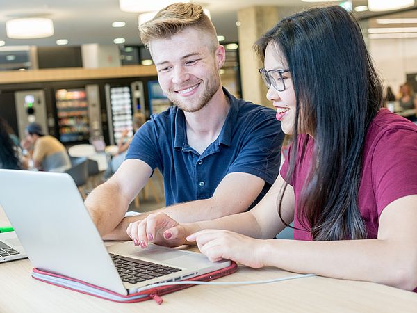 Zwei Studierende