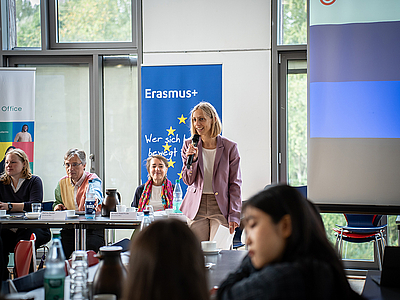 Leiterin des Inernational Office Fr. Dr. Baethge-Assenkamp spricht zu den Austauschstudierenden beim Begrüßungsfrühstück in der Mensa