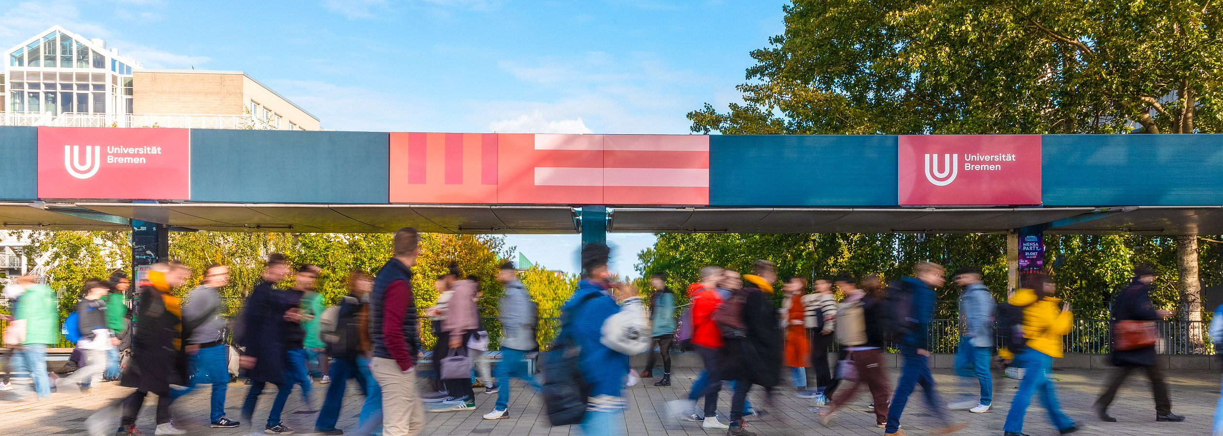 Durch ihre Bewegung verschwommene Personen, die über den Boulevard laufen