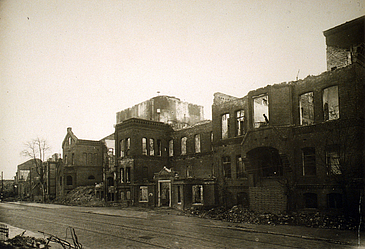 Ruine des Diakonissenhauses und Bunker BK6 im Hintergrund