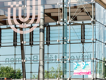 Uni Logo an der Glashalle