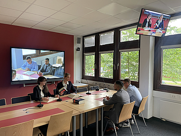 Justus-Liebig Moot Court-Team mit Coach im Gerichtslabor der Universität Bremen