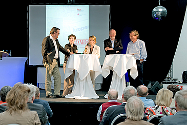 Podiumsdiskussion mit drei Frauen und zwei Männern