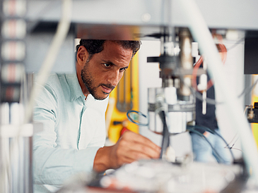 Prof. Dr. Kurosch Rezwan, head of MaTeNa and spokesperson of MAPEX – Center for Materials and Processes at the University of Bremen, in his laboratory at the University of Bremen.