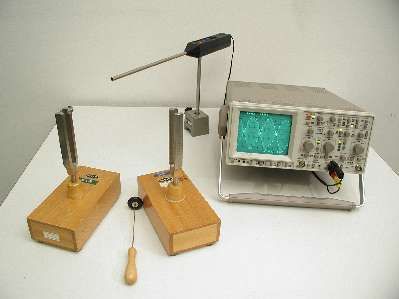 Zwei Stimmgabeln mit Mikrofon und Oszilloskop
